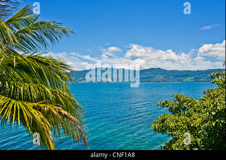 Vista del Lago Toba a Sumatra, Indonesia, sud-est asiatico. È il più grande e il più profondo cratere vulcanico lago del mondo. Foto Stock