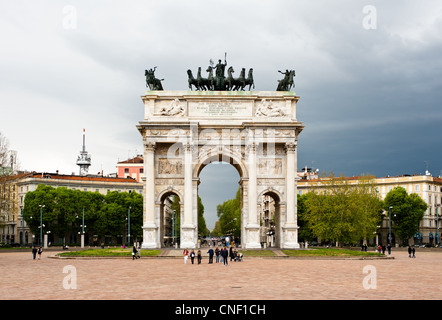 Milano, Italia - 7 Aprile 2012: Neoclassicismo Arco della Pace vicino al Parco Sempione a Milano. Foto Stock