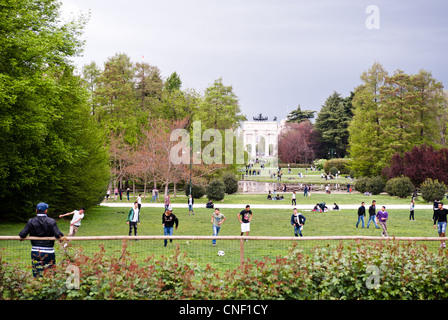 Milano, Italia - 7 Aprile 2012: persone non identificate la riproduzione e passeggiate nel Parco Sempione. Foto Stock