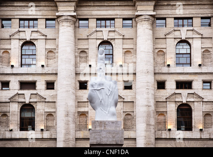 Milano, Italia - 7 Aprile 2012: Maurizio Cattelan L.O.V.E. scultura in Milano. Foto Stock