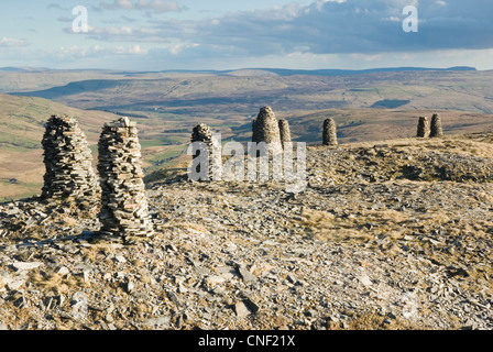 Cairns sulla sommità del cinghiale è sceso ridge in alto Eden Valley in Cumbria. Foto Stock