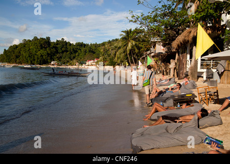 Bar sulla spiaggia e i turisti sulla spiaggia, El Nido, PALAWAN FILIPPINE, Asia Foto Stock