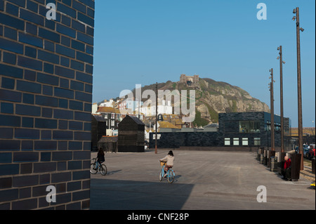 Vista esterna del Hastings indipendente contemporaneo art gallery, precedentemente noto come la Galleria Jerwood, Hastings Stade, East Sussex, England Regno Unito Foto Stock