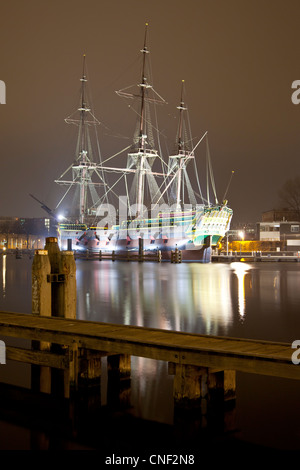 Nave storica Amsterdam durante la notte nel porto di Amsterdam, Paesi Bassi Foto Stock
