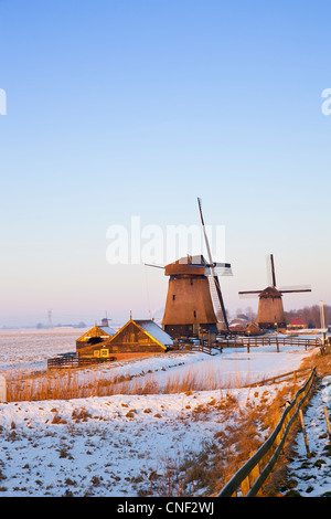 Mulini a vento in inverno con la neve e il cielo blu Foto Stock