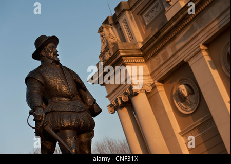 La statua di Sir Walter Raleigh statua al di fuori del scoprire edificio Greenwich, London, Regno Unito Foto Stock