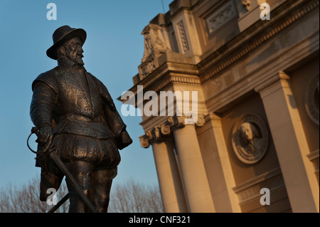 La statua di Sir Walter Raleigh statua al di fuori del scoprire edificio Greenwich, London, Regno Unito Foto Stock