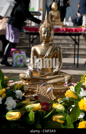 Thai Nuovo anno 2012 ( Songkran 2554 Era buddista) noto anche come il Festival dell'acqua, celebrata presso il Tempio Buddhapadipa Londra Foto Stock