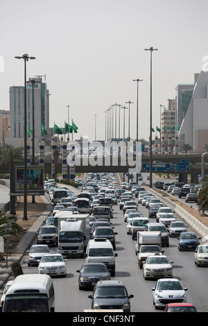 Il traffico su King Fahd Road, Riyadh, Arabia Saudita Foto Stock