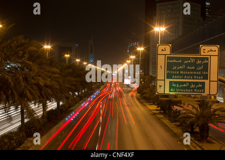 Il traffico su King Fahd Road, Riyadh, Arabia Saudita Foto Stock