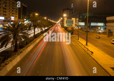 Il traffico su King Fahd Road, Riyadh, Arabia Saudita Foto Stock