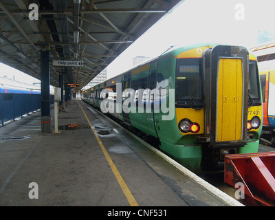 Southern liveried Bombardier 377/4 classe Electrostar n. 377401 presso il porto di Portsmouth Foto Stock