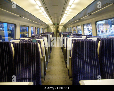 L'interno di un rinnovato ferroviaria settentrionale classe 158 Foto Stock