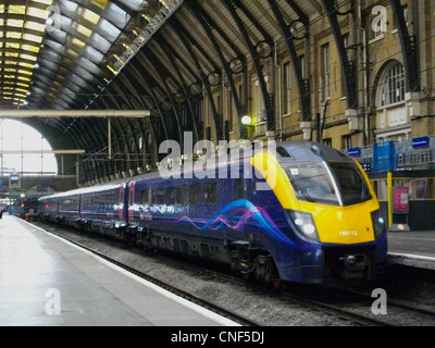 Primo scafo ristrutturato treni Alstom Classe 180 Adelante n. 180113 a Londra Kings Cross. Foto Stock