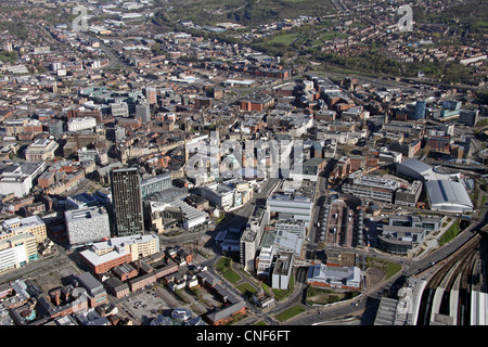 Vista aerea del centro di Sheffield, con gli edifici della Sheffield Hallam University prominenti e la stazione appena fuori in basso a destra Foto Stock