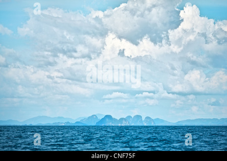 Mare delle Andamane, Thailandia, foggy seascape alla mattina presto Foto Stock