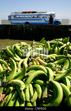 Repubblica delle banane in America Latina bus di pollo e banane avventura di viaggio Foto Stock