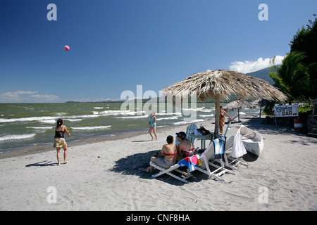 Nicaragua Isla Ometepe sul Lago di Nicaragua america centrale felice attività di spiaggia presso Hotel Villa Paraiso Foto Stock