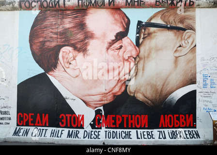 "Ein Gott hilf mir, diese tödliche Liebe zu überleben' di Dmitri Vrubel sul muro di Berlino presso la East Side Gallery di Berlino. Foto Stock