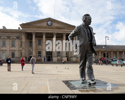 Statua di ex primo ministro britannico Harold Wilson al di fuori della stazione di Huddersfield Foto Stock