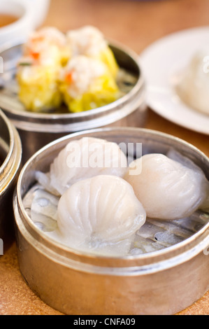 Har gow o cinese gnocco schrimp, è un piatto comune è servito in dim sum ristorante. La foto è presa a Penang, Malaysia. Foto Stock