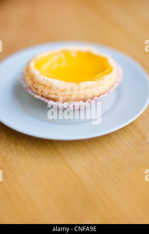 Stile hong kong crostata di uovo in dim sum ristorante. La foto è presa a Penang, Malaysia. Foto Stock