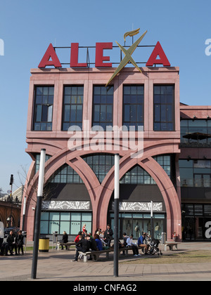 La Alexa shopping center, Alexanderplatz di Berlino, Germania. Foto Stock