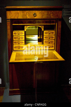 Il Secretaire, un pezzo storico, è esposto nel Museo storico di Budapest. Rappresenta l'artigianato di un'epoca passata, offrendo uno sguardo al design ungherese dei mobili. Foto Stock