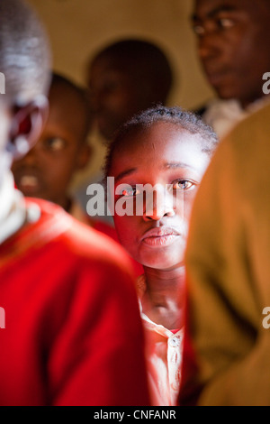 Ragazza keniota in una classe di Kibera baraccopoli, Nairobi, Kenia Foto Stock