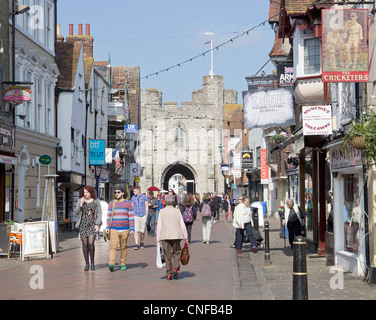 Canterbury UK High Street con acquirenti e turisti godendo una giornata di sole. Il famoso Westgate Towers sono in background. Foto Stock