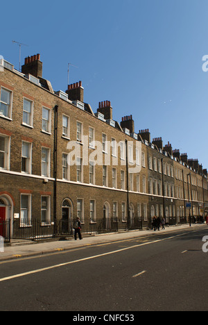 Tipici terrazzamenti vecchia Londra case di città Foto Stock