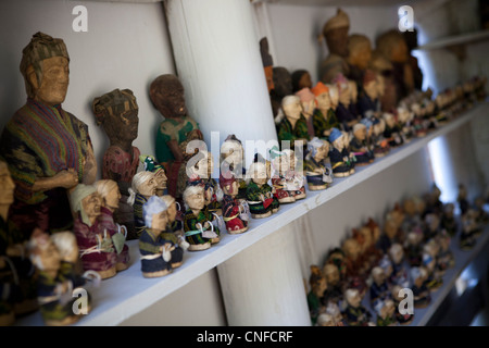 Indonesia Sulawesi, Tana Toraja area, Suaya village, negozio di piccole casette di legno tau tau souvenir (effigi dei morti). Foto Stock