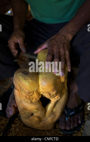 Indonesia Sulawesi, Tana Toraja area, Suaya village, scultore del legno tau tau (effigi dei morti). Foto Stock