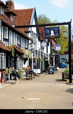 The Queens Head Pub, High Street, Pinner, a nord ovest di Londra, Middlesex, Regno Unito Foto Stock