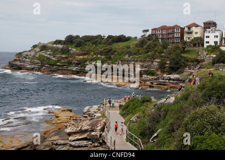 La gente camminare lungo il sentiero costiero da Bondi Beach a Bronte e Congee, Sydney, Australia Foto Stock