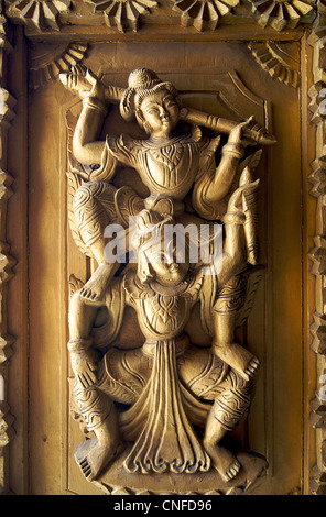 Dettaglio del porta scolpito. Atum Kyaung di cenere o il monastero di Atumashi, Mandalay Birmania. Myanmar Foto Stock