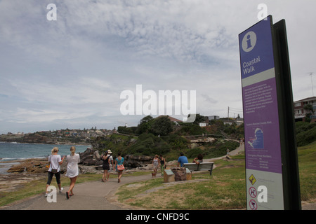 La gente camminare lungo il sentiero costiero da Bondi Beach a Bronte e Congee, Sydney, Australia Foto Stock