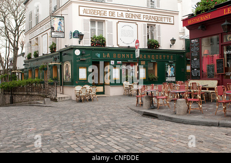 Una vista di una strada a Montmartre Foto Stock