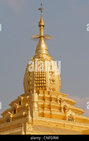 Hti alla sommità di stupa. Mahanthtoo Kanthat Pagoda, Pyin Oo Lwin, Birmania Foto Stock