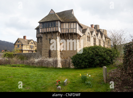 Gatehouse ingresso al castello di Stokesay al buio su un giorno nuvoloso Foto Stock