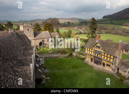 Gatehouse ingresso al castello di Stokesay al buio su un giorno nuvoloso Foto Stock