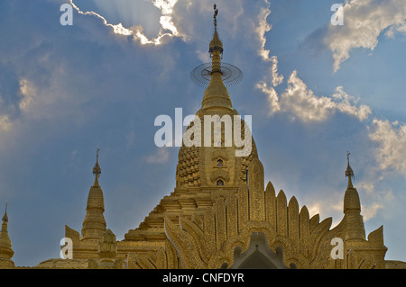 Stupa contro sky. Mahanthtoo Kanthat Pagoda, Pyin Oo Lwin, Birmania Foto Stock