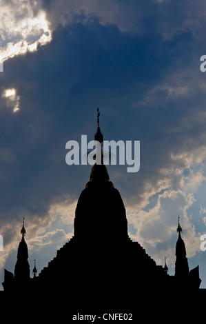 Mahanthtoo Kanthat Pagoda, Pyin Oo Lwin, Birmania. Silhouette di stupa contro sky Foto Stock