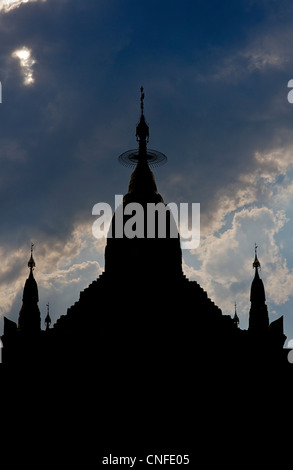 Mahanthtoo Kanthat Pagoda, Pyin Oo Lwin, Birmania. Silhouette di stupa contro sky Foto Stock