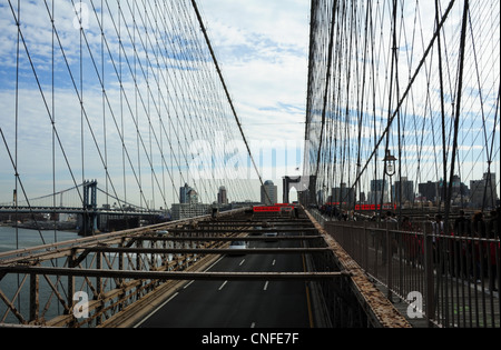 Vista, in East River verso Brooklyn, 3-lane carreggiata, traliccio metallico, persone pedonale, il Ponte di Brooklyn, New York City Foto Stock