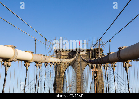 Dettaglio di cavi e fili sul molo del Ponte di Brooklyn a New York Foto Stock