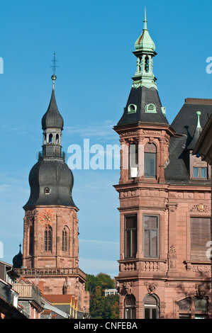 Le guglie della chiesa del Santo Spirito (spirito) a sinistra e la Biblioteca universitaria, la città vecchia di Heidelberg, Germania. Foto Stock
