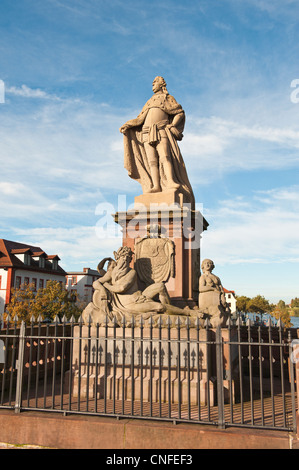 Statua di Karl Theodor sull'Alte Brücke o "Ponte Vecchio" nella città vecchia, Heidelberg, Germania. Foto Stock