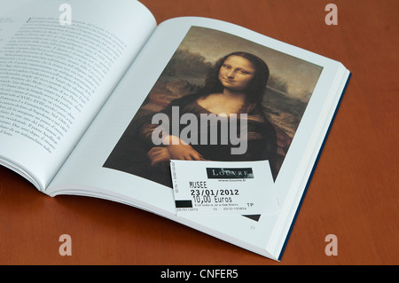 Museo del Louvre ticket con un catalogo con le foto di Monna Lisa dipinta da Leonardo da Vinci Foto Stock
