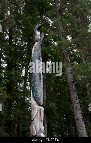 Tlingit totem poles a Sitka National Historical Park, Sitka, Alaska, STATI UNITI D'AMERICA Foto Stock